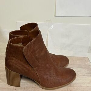Naturalizer Brown Ankle Booties with Western Design size 9 good condition